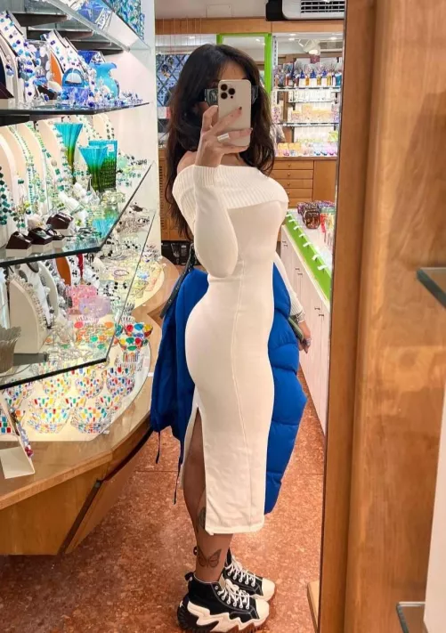 A perfect side view of my new dress