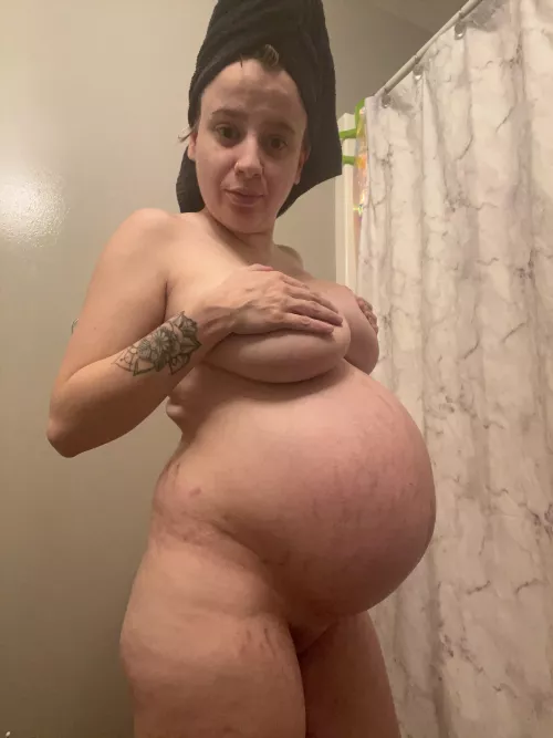Fresh out the shower with this pregnancy belly 