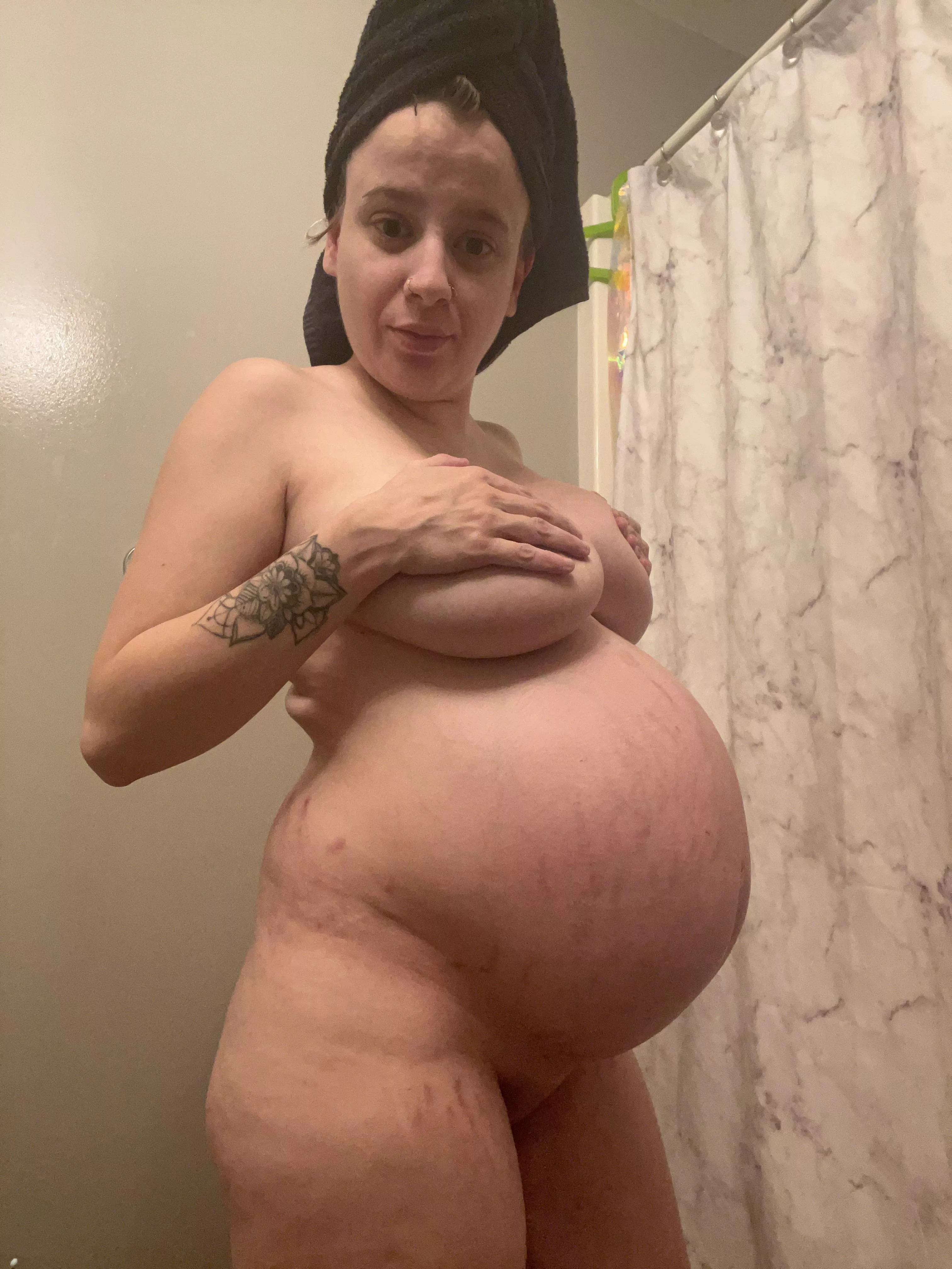 Fresh out the shower with this pregnancy belly 