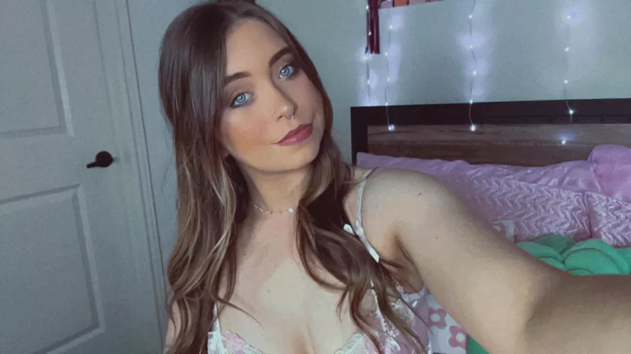 Live y’all 🍑💋  www.chaturbate.com/stacycakesxo