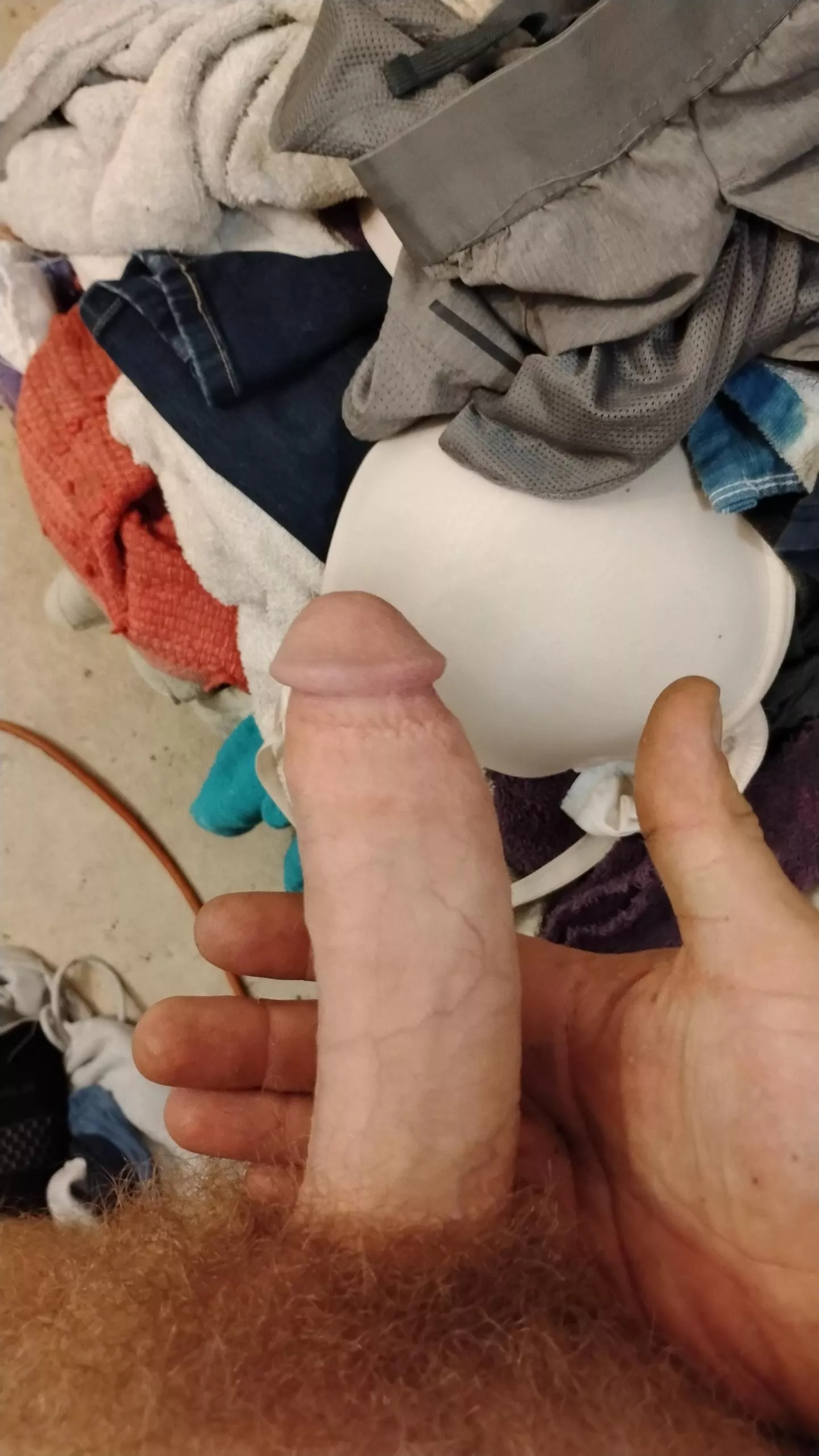 Starting out would anyone want to see me suck my own dick? You could pm me if you want other stuff just ask 