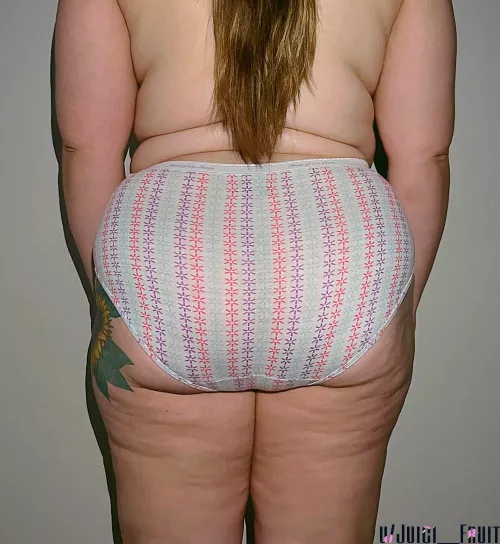 Who doesn’t love big panties on a big booty?🤔