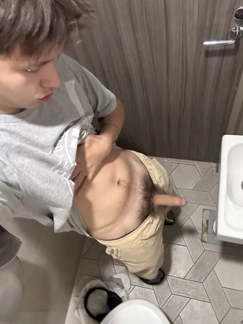 anyone here wana play with him in public?