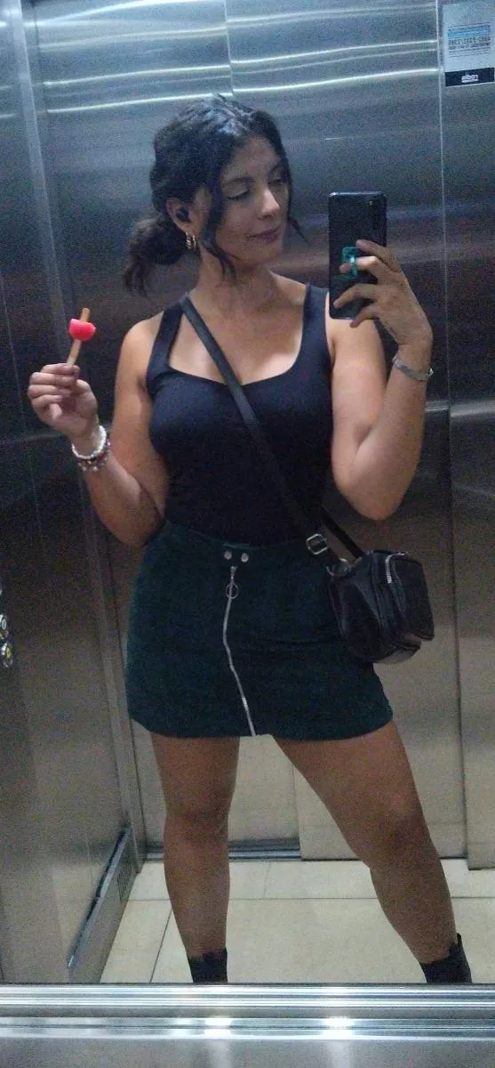 Hit me with your best pickup line, and I’ll send a selfie!