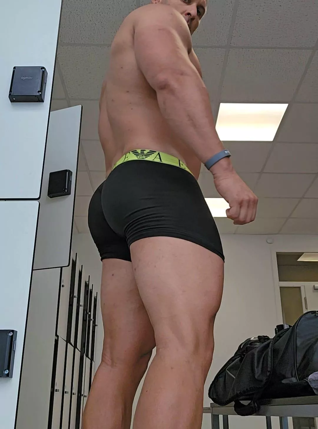would you love to smell my sweaty post gym ass?