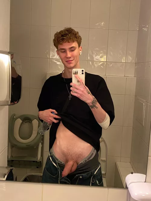 [18] Everyone tell me your dirtiest kinks? (I like piss)💦