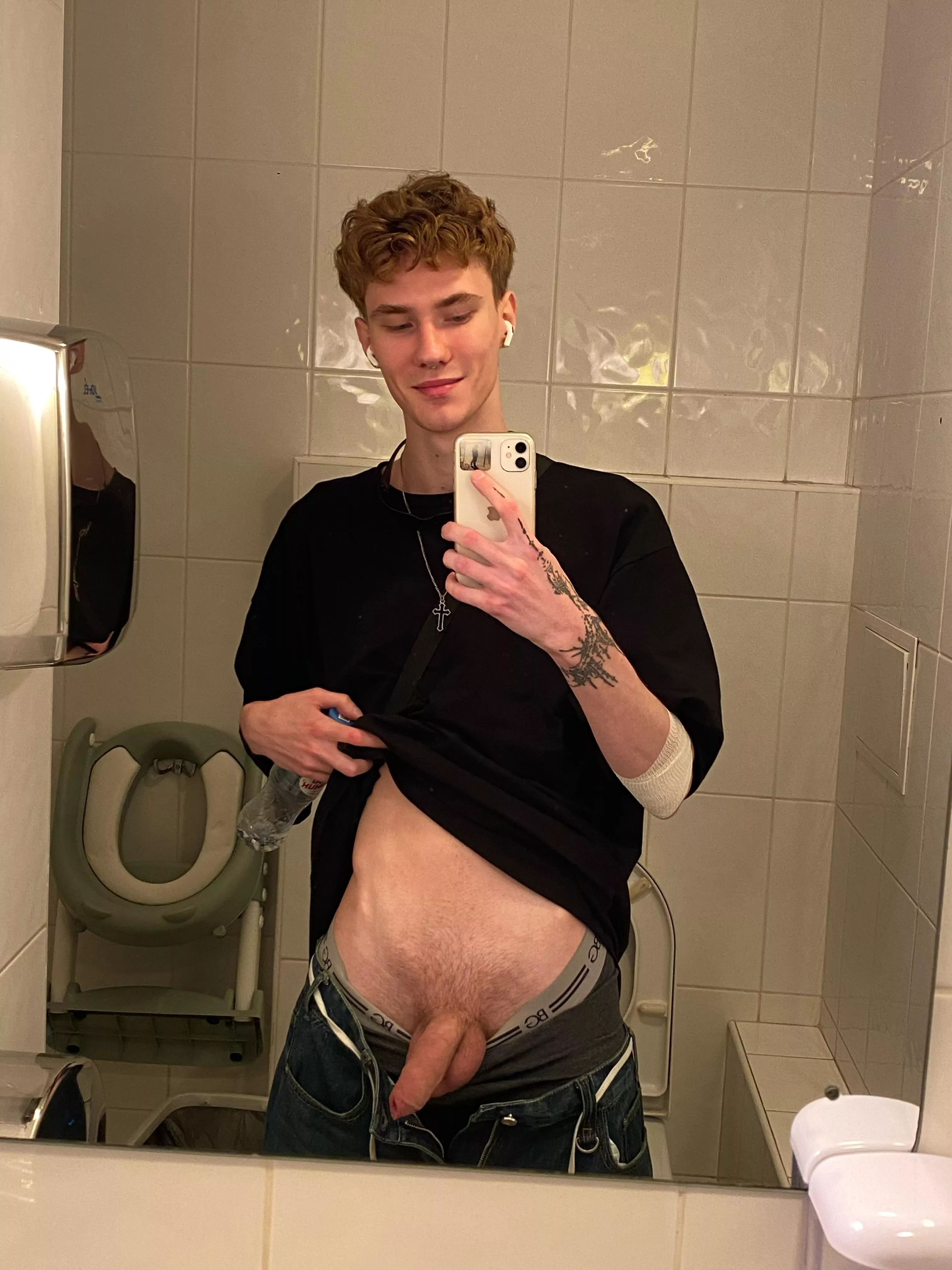 [18] Everyone tell me your dirtiest kinks? (I like piss)💦