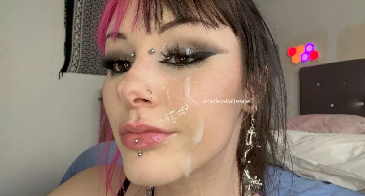 Goth girls are made to be cumsluts 