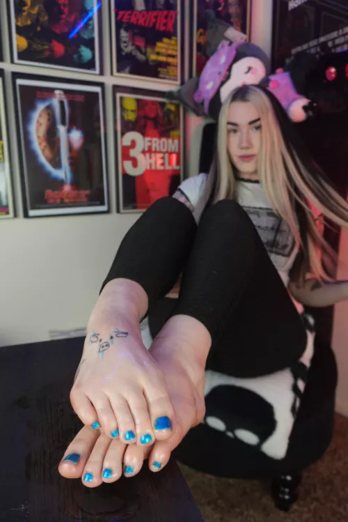 How do we feel about blue toes? 