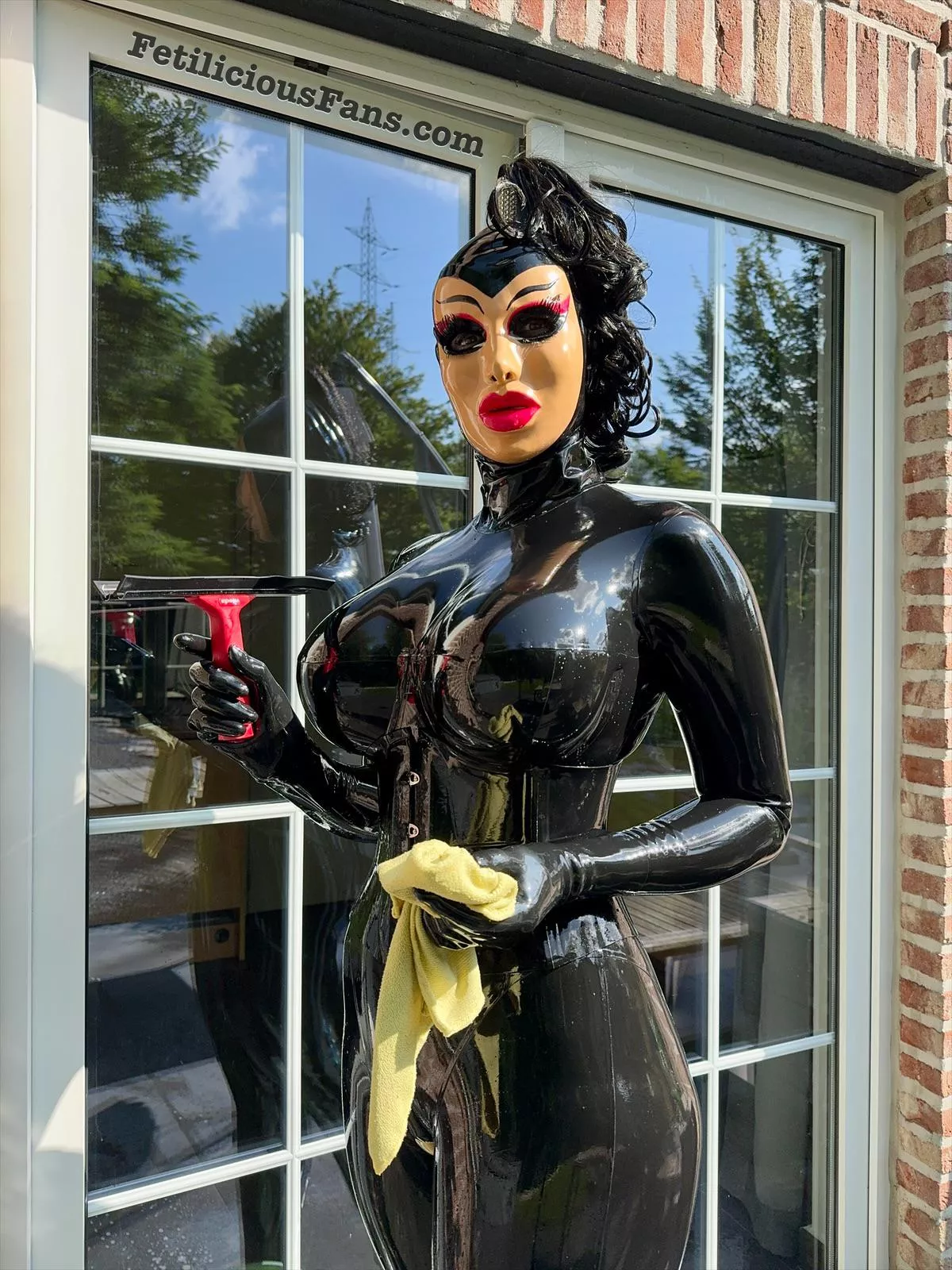 Perfect day to clean my windows. 💦 They always get so greasy and I don’t know why 🤭