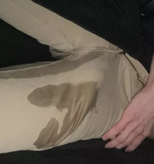 22 hmu if ur into piss and wanna trade videos of us wetting ourselves 