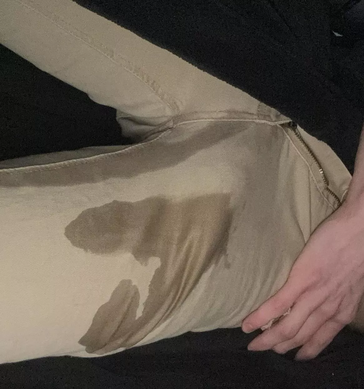 22 hmu if ur into piss and wanna trade videos of us wetting ourselves 