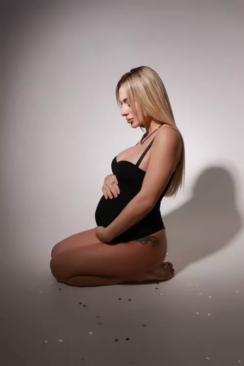 Have you ever seen a pregnant bimbo??🤭