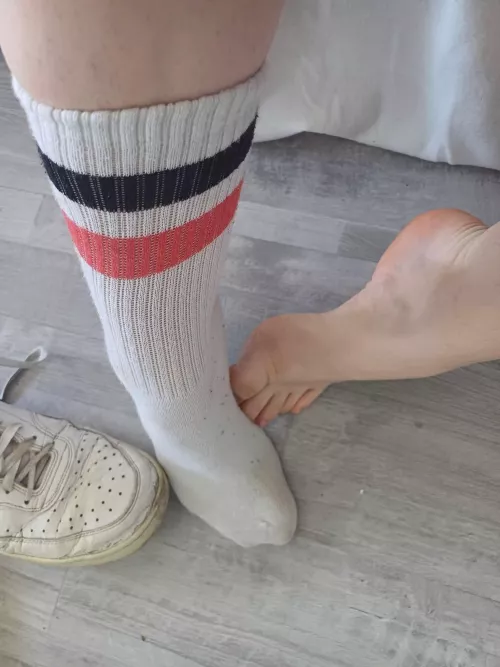 Who’s ready to clean and worship my stinky socks and feet? 😈🥵