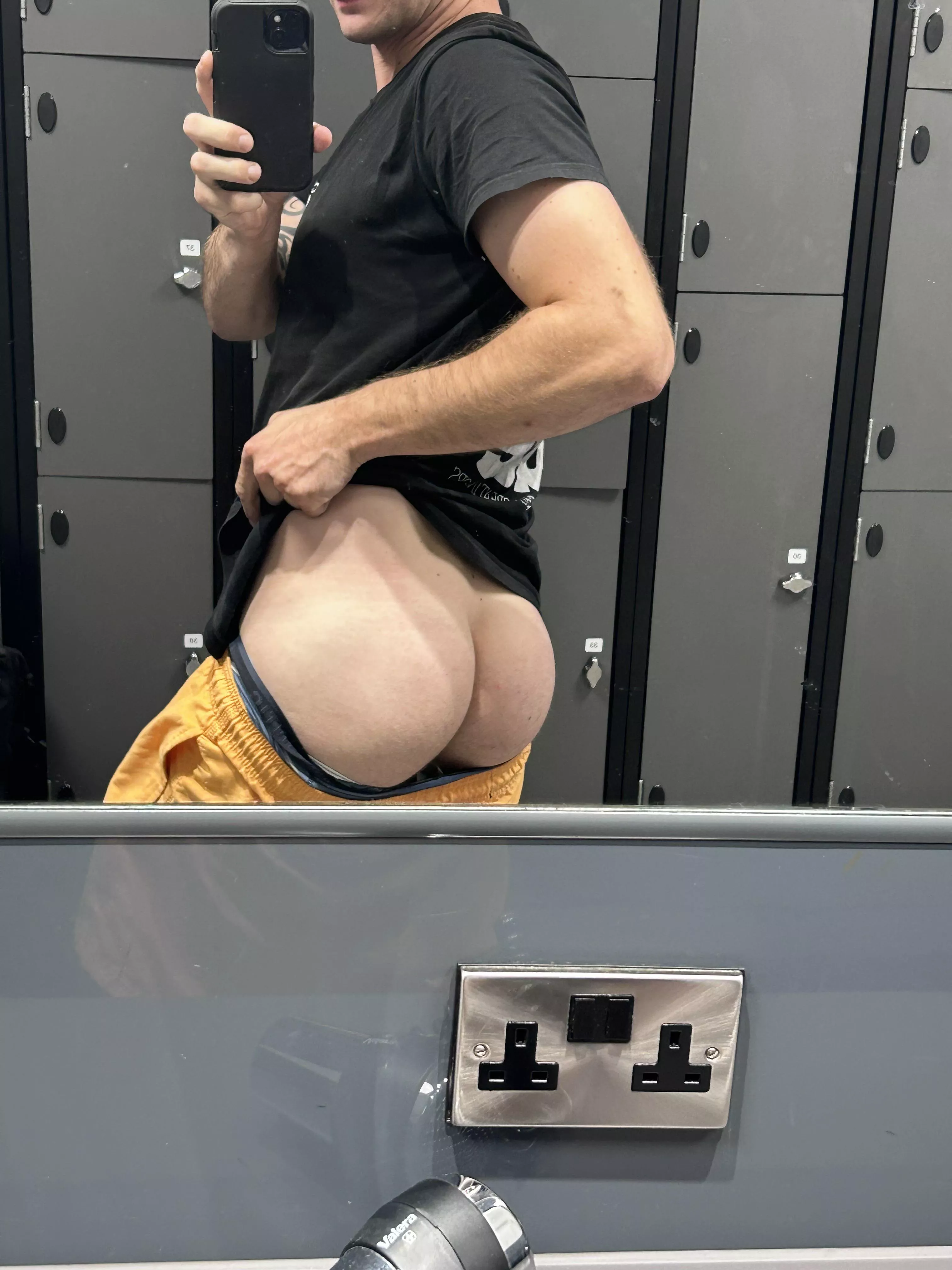 A cheeky 🍑 shot in the changing room 😈