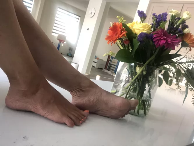I forgot post pictures of feet with orange polish..love it, it gives a summer vibe(oc)