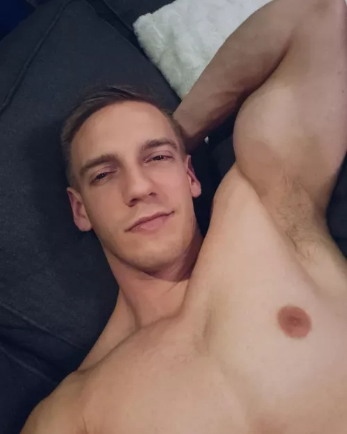 Lips or armpit first 😏💋?