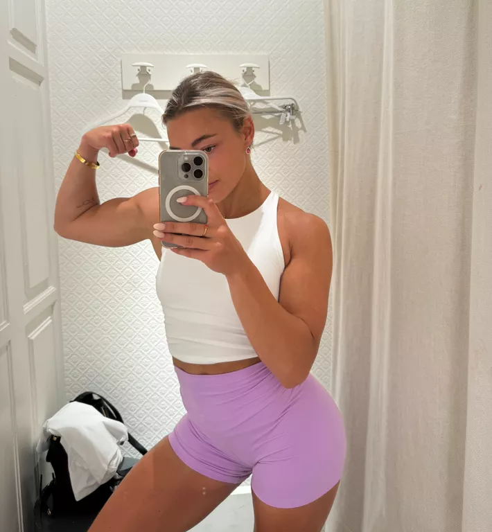 quick pose before i leave my house for the gym, guess what i'm hitting today.