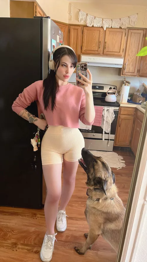 Stalker 👍🏼
Girlfriend 👎🏼