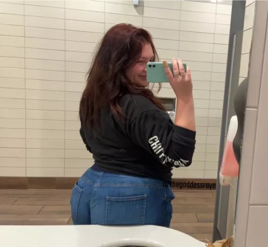 Taking booty pics while I wait for my food to finish… What’s new tho 🤣♥️