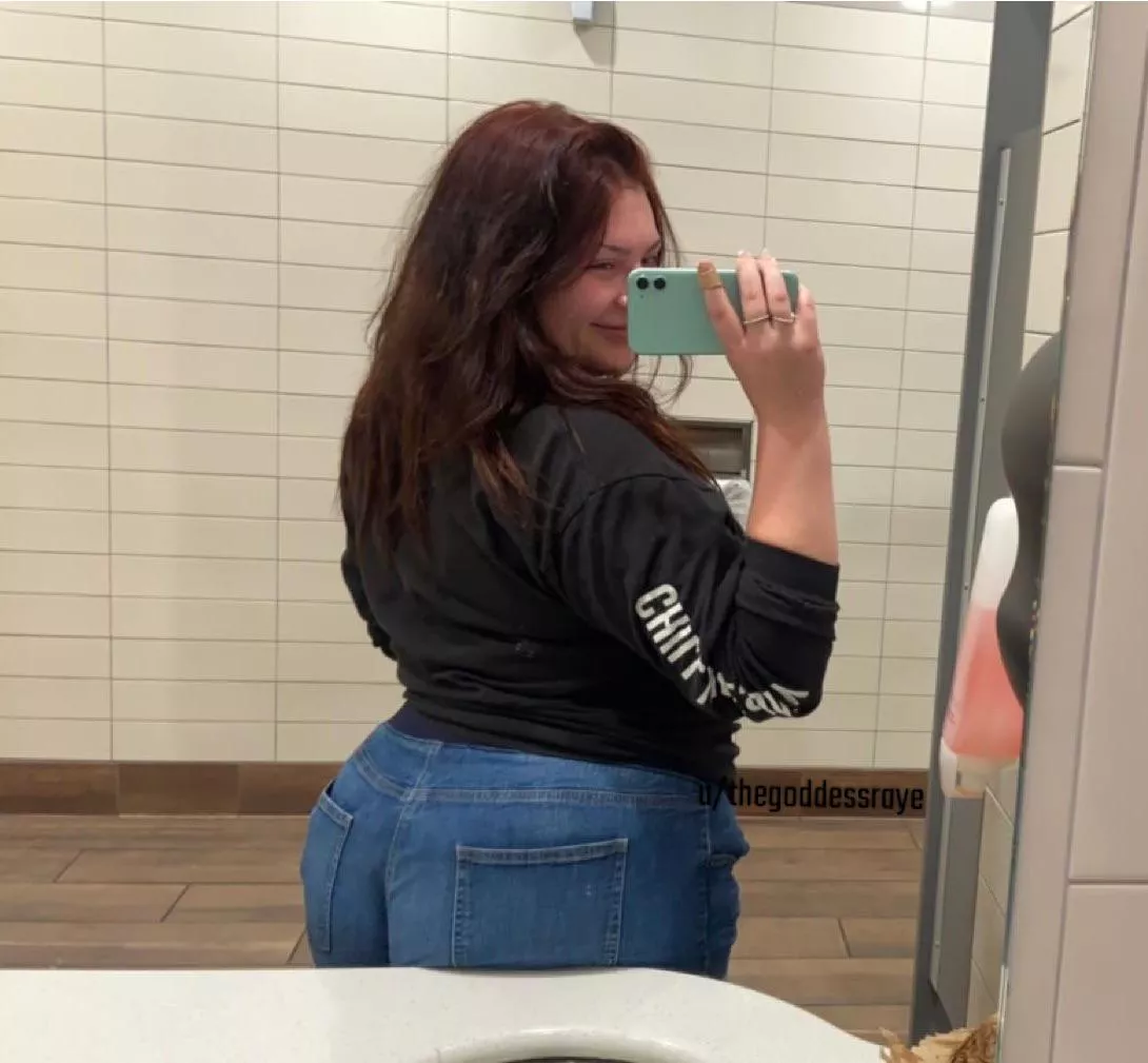 Taking booty pics while I wait for my food to finish… What’s new tho 🤣♥️