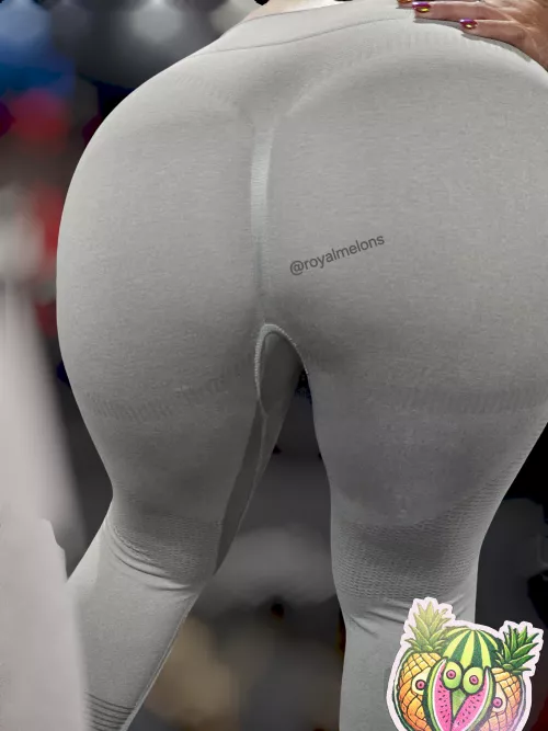 Big snack in these yoga pants 