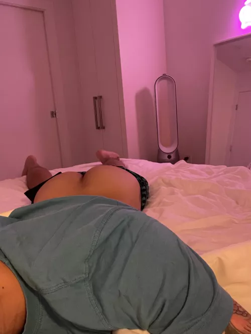 Fanning my ass coz it's hot and sweaty