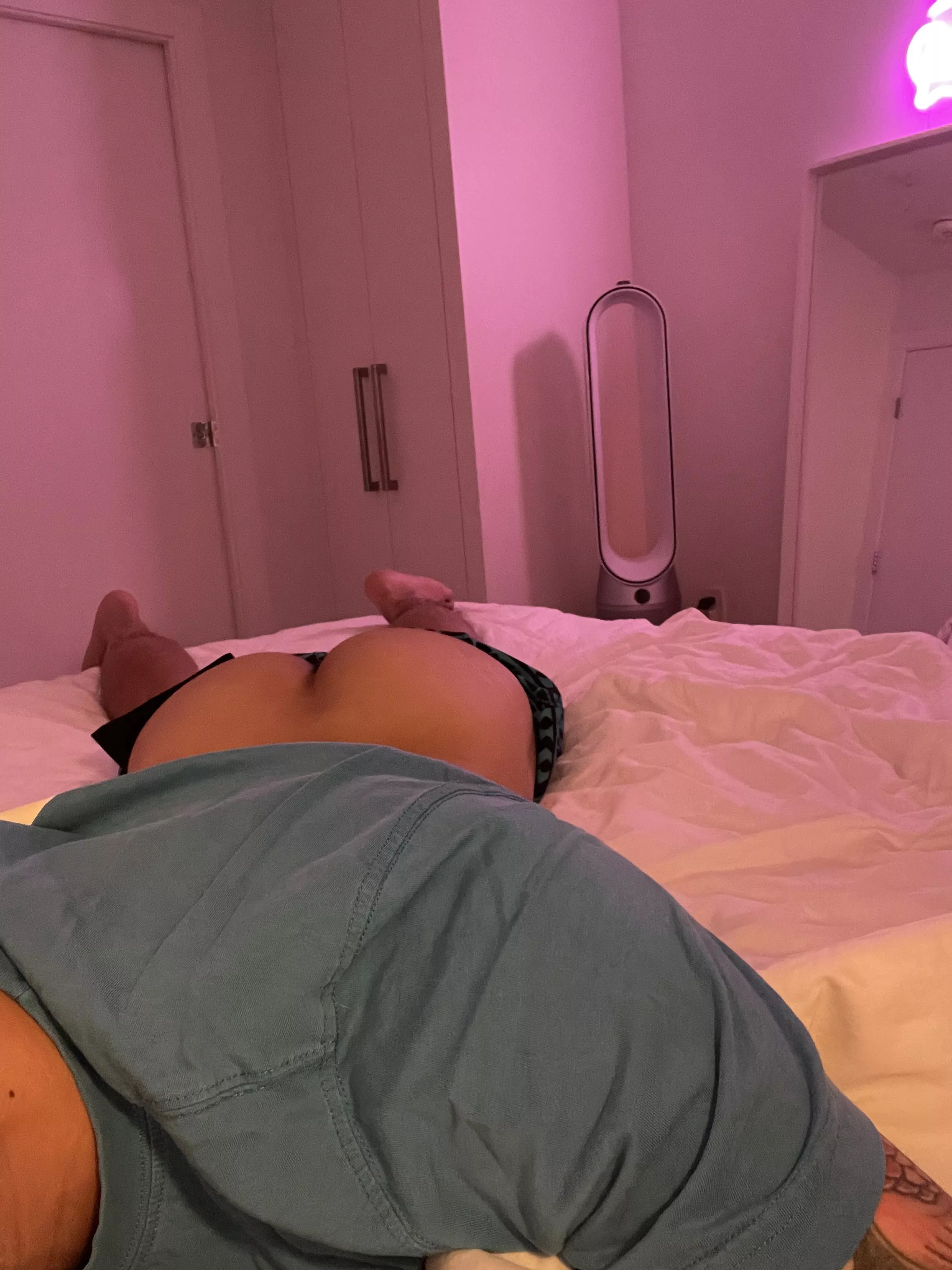 Fanning my ass coz it's hot and sweaty