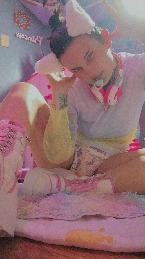 Hewo ! As a 24/7 ABDL GIRL I'm open to any questions about the lifestyle and am hoping to inspire others to feel safe in the community and offer any feedback with diapers 💕