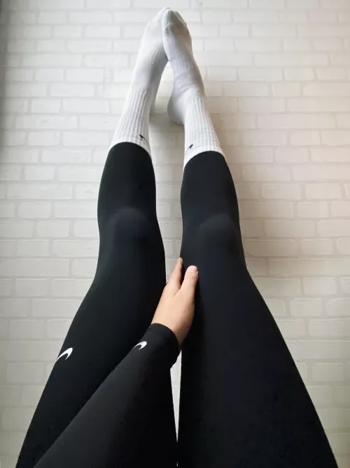 I feel comfy and sexy in this 🖤🤍