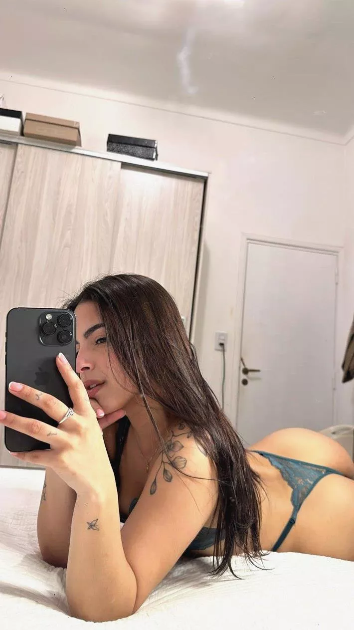 smol body, kinda smol tits