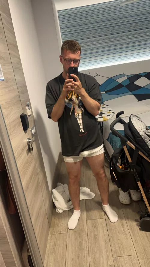 [31] married dad just taking a casual mirror selfie on holiday