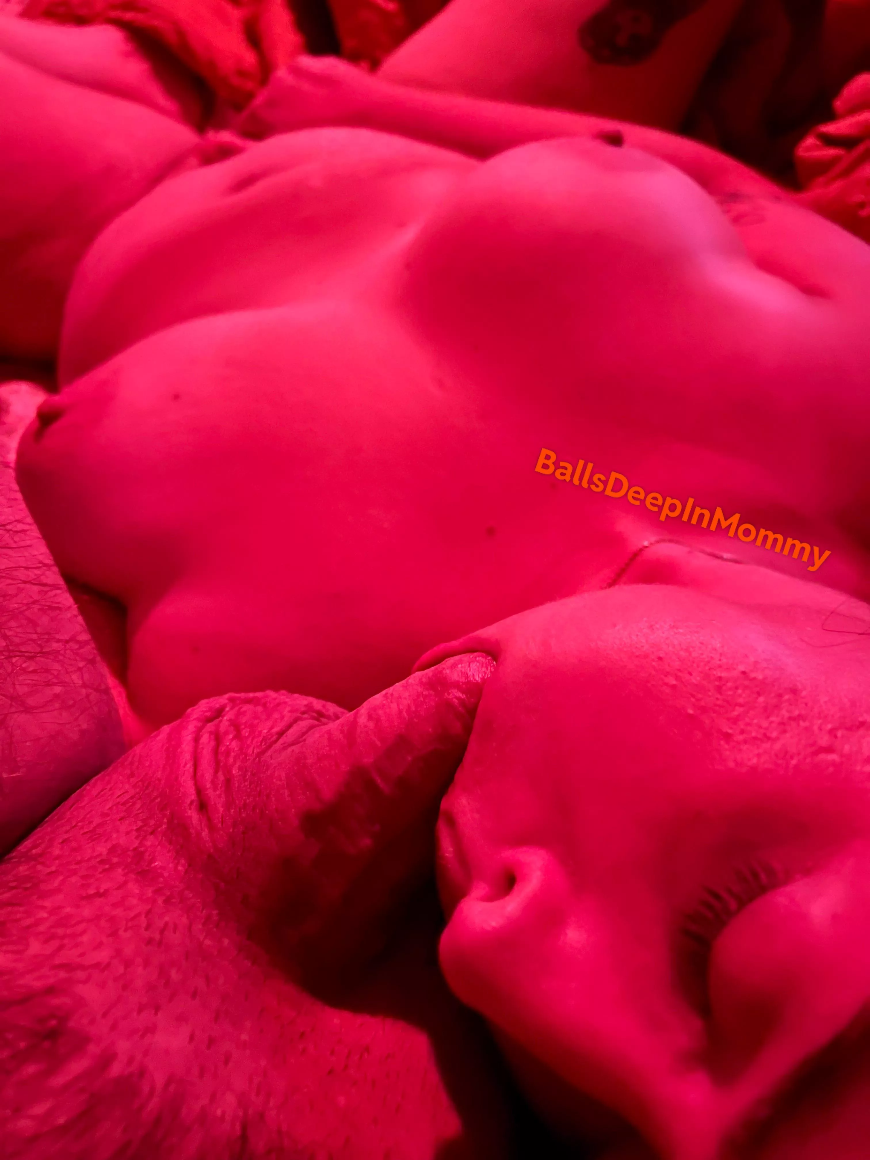 😍What a view watching Mommy suck and play with herself 💧