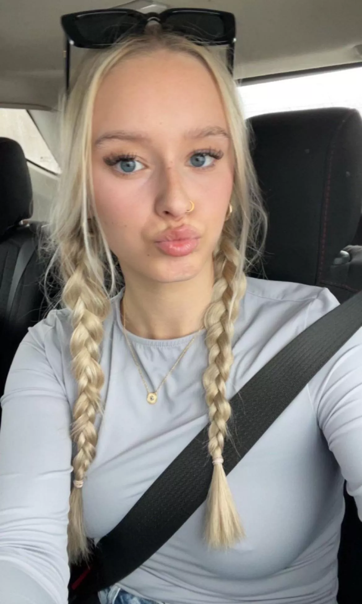 Would you let a buffed domme mommy give you instructions?