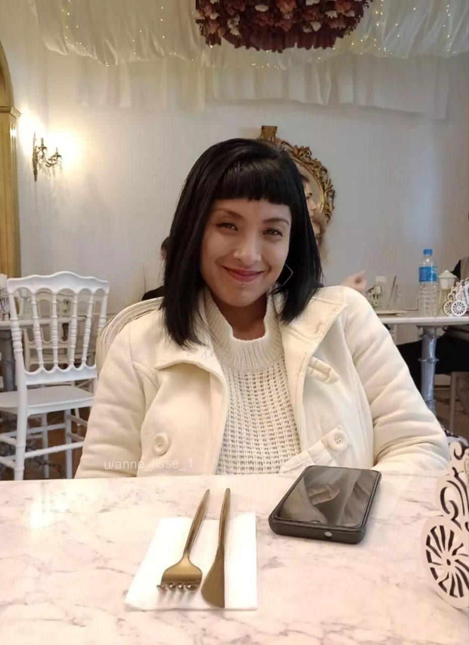 An independent, elegant and classy girl deserves to go out to restaurants