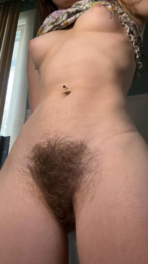 Hairy pussy doesn’t get the love it deserves 😋