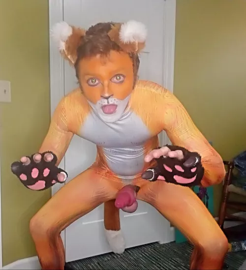 Hello Fursuit community 👋 I love all things furry 🦊❤️