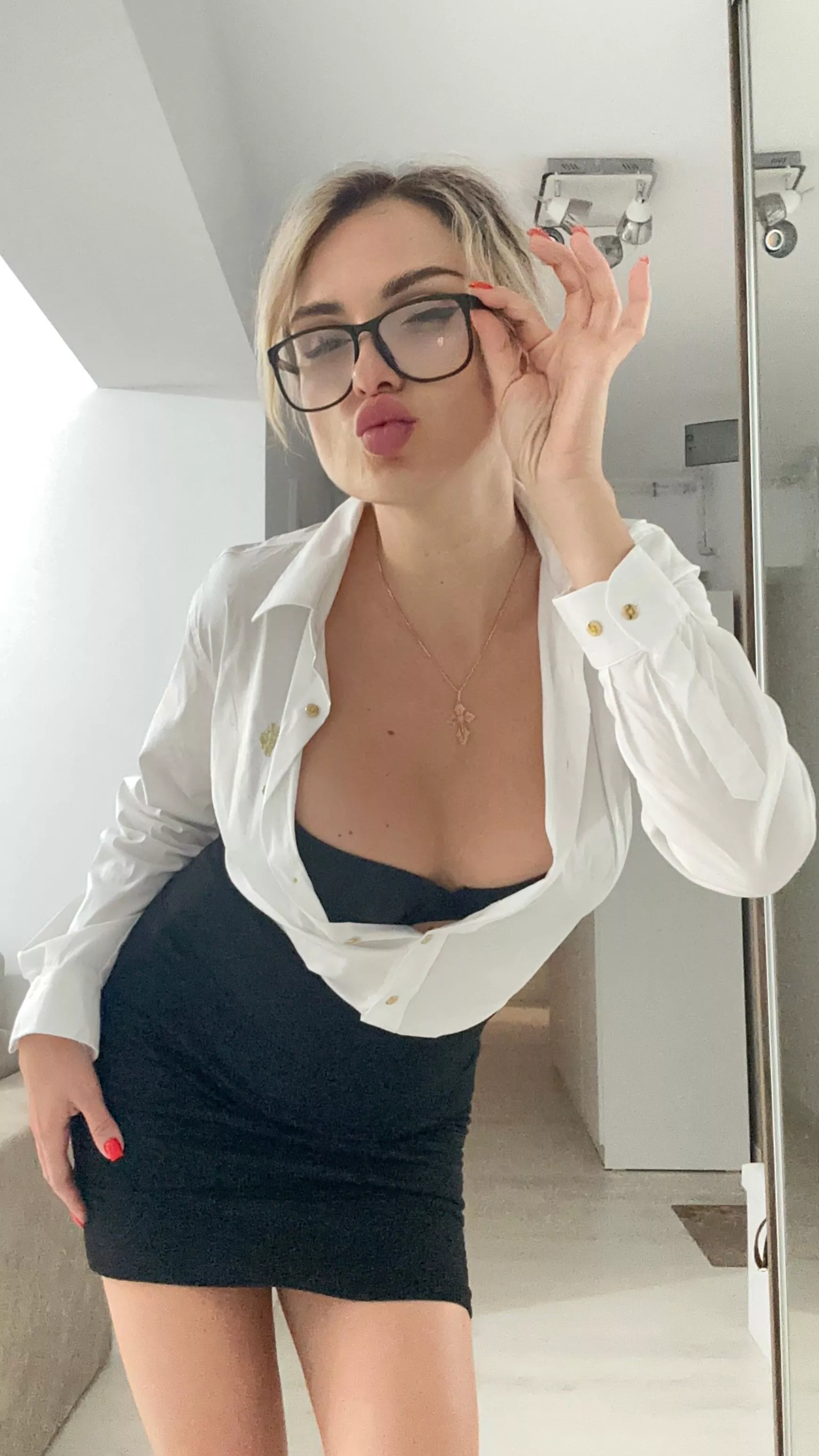 Pencil skirts are my favorite 🖤