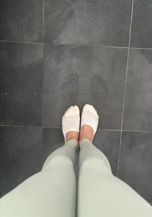 Take a close look at those foot prints 🤤. [F] 