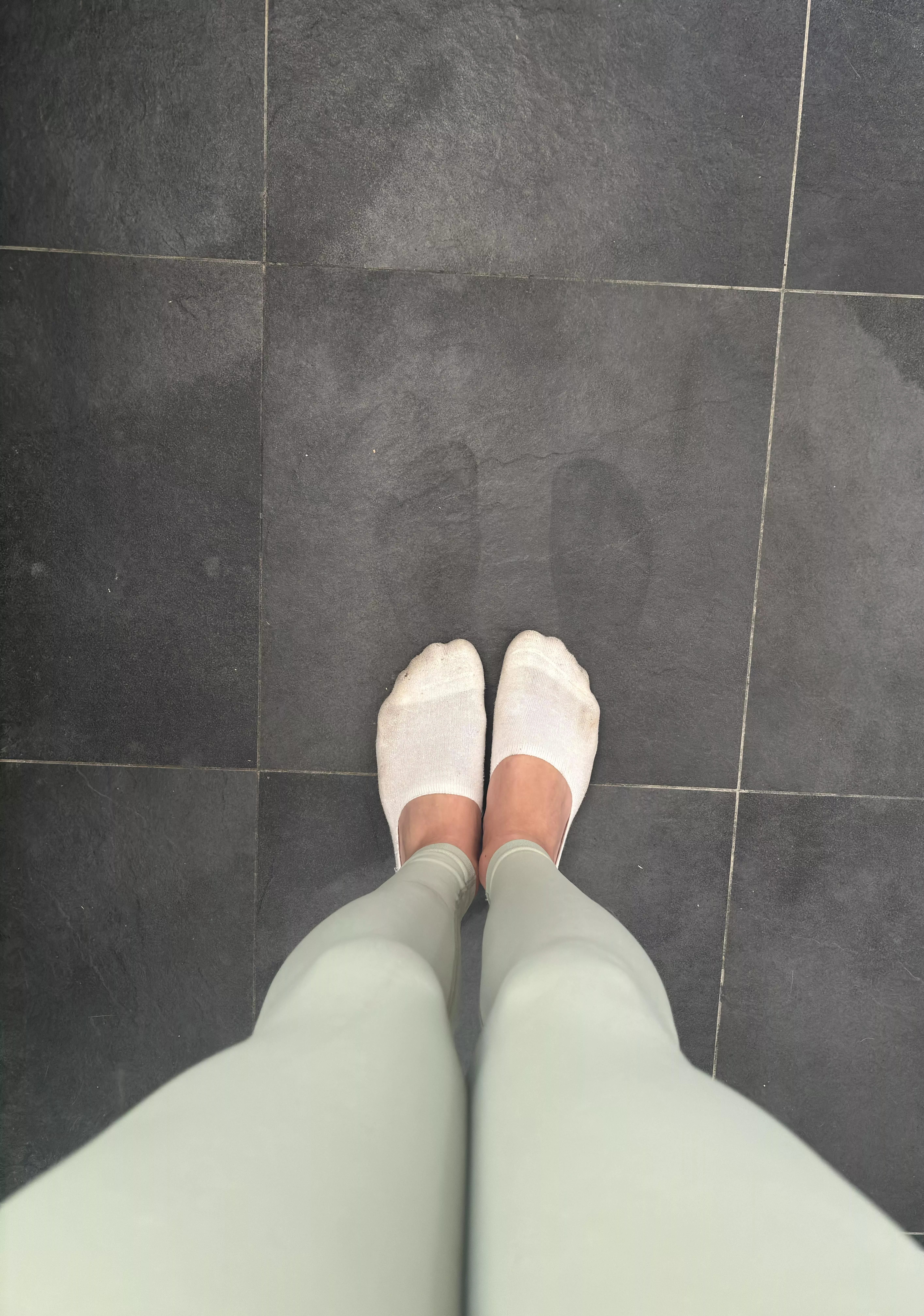 Take a close look at those foot prints 🤤. [F] 