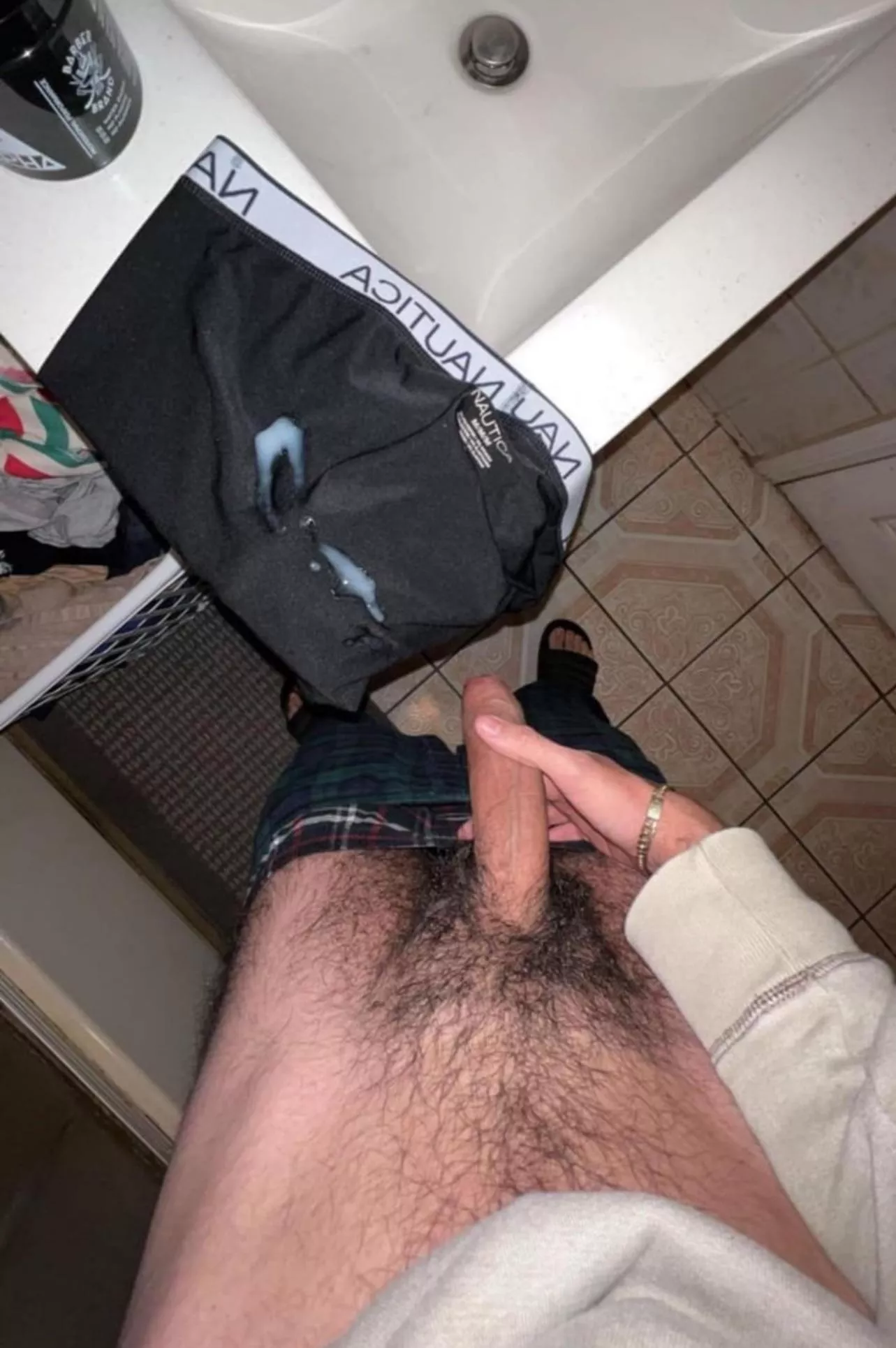 19 horny asf hmu @ ahshector 