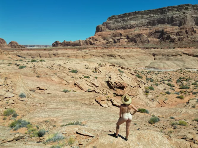 First time hiking nude, tbh I kinda liked it 🤫