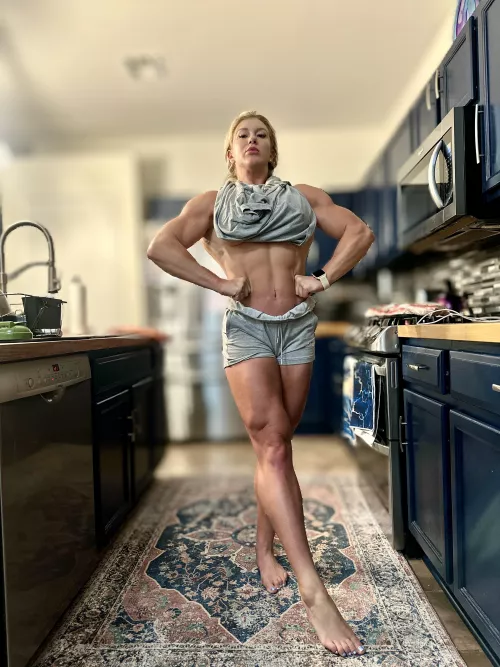 Only Pans: Late night front lat spread while in the kitchen: 5 weeks out so need to practice all the time 😅