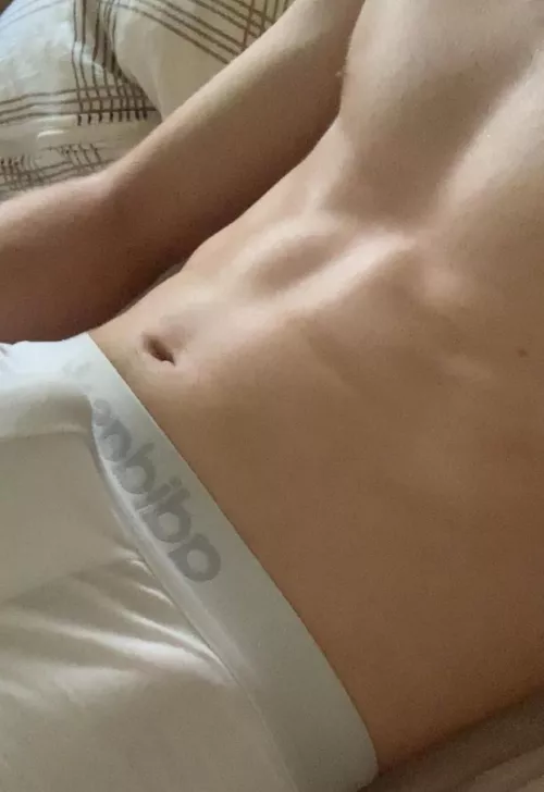18 with abs and hung. Looking for guys with abs who show face. Hmu @justin_pe00
