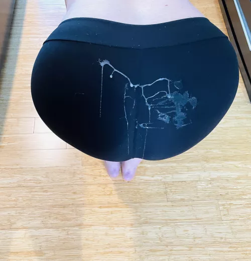 Cum all over my fat mom ass in leggings. 