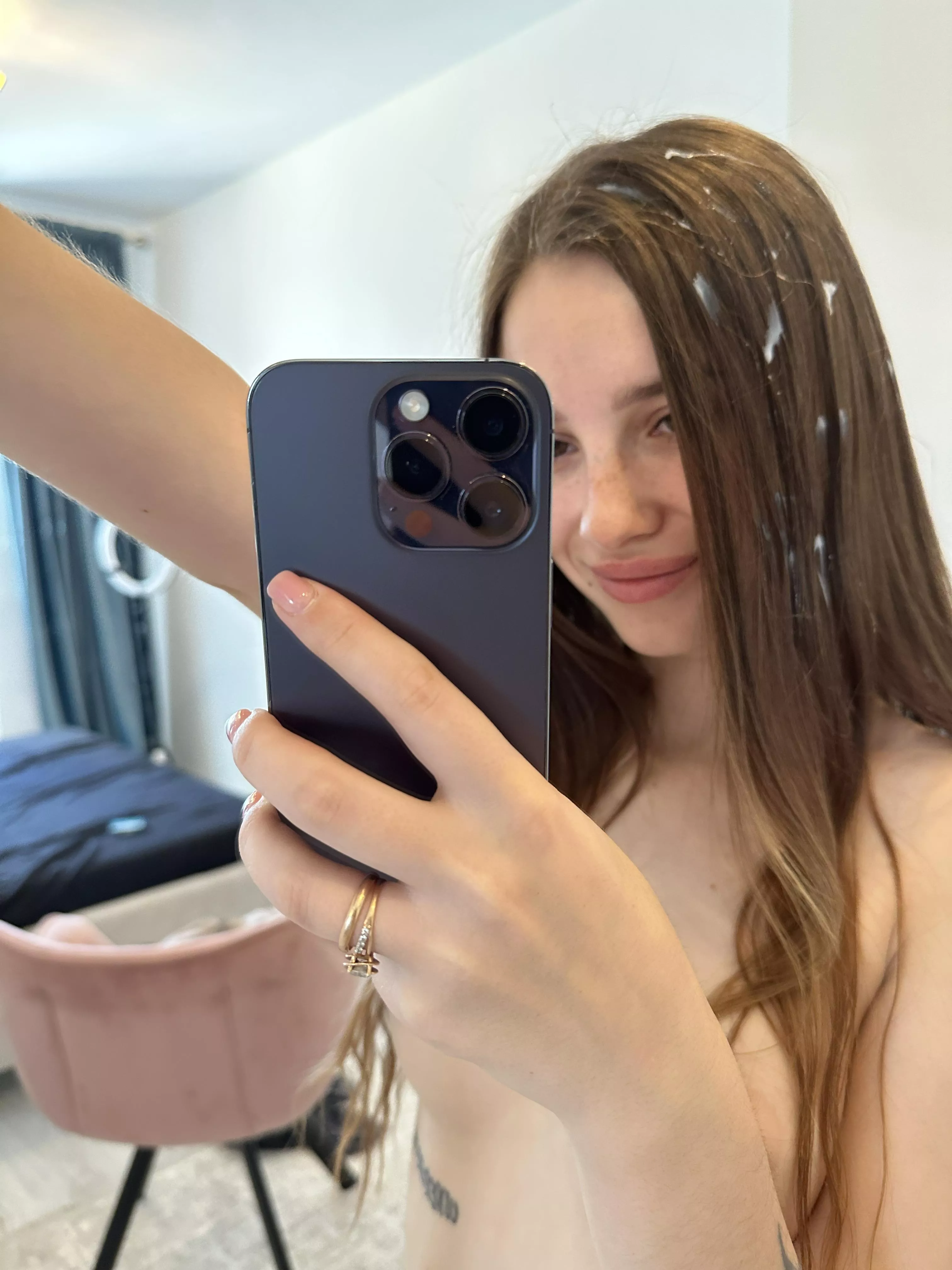 Curls that retain traces of pleasure