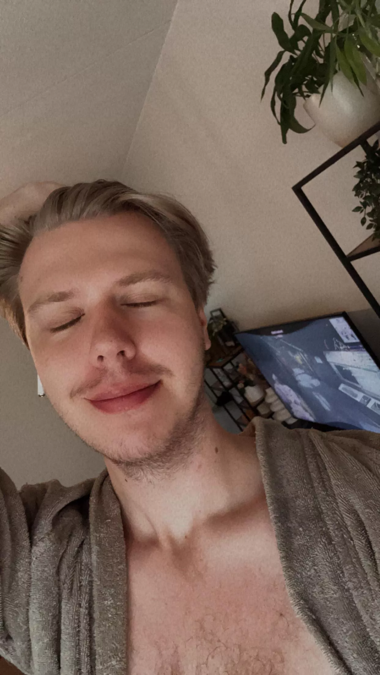 Good morning! Anyone up to for some apex? And recently got very into path of titans too