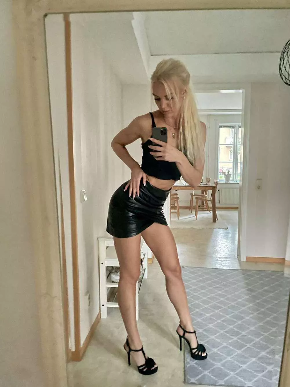 Nothing sexier than a skirt in leather with a big booty