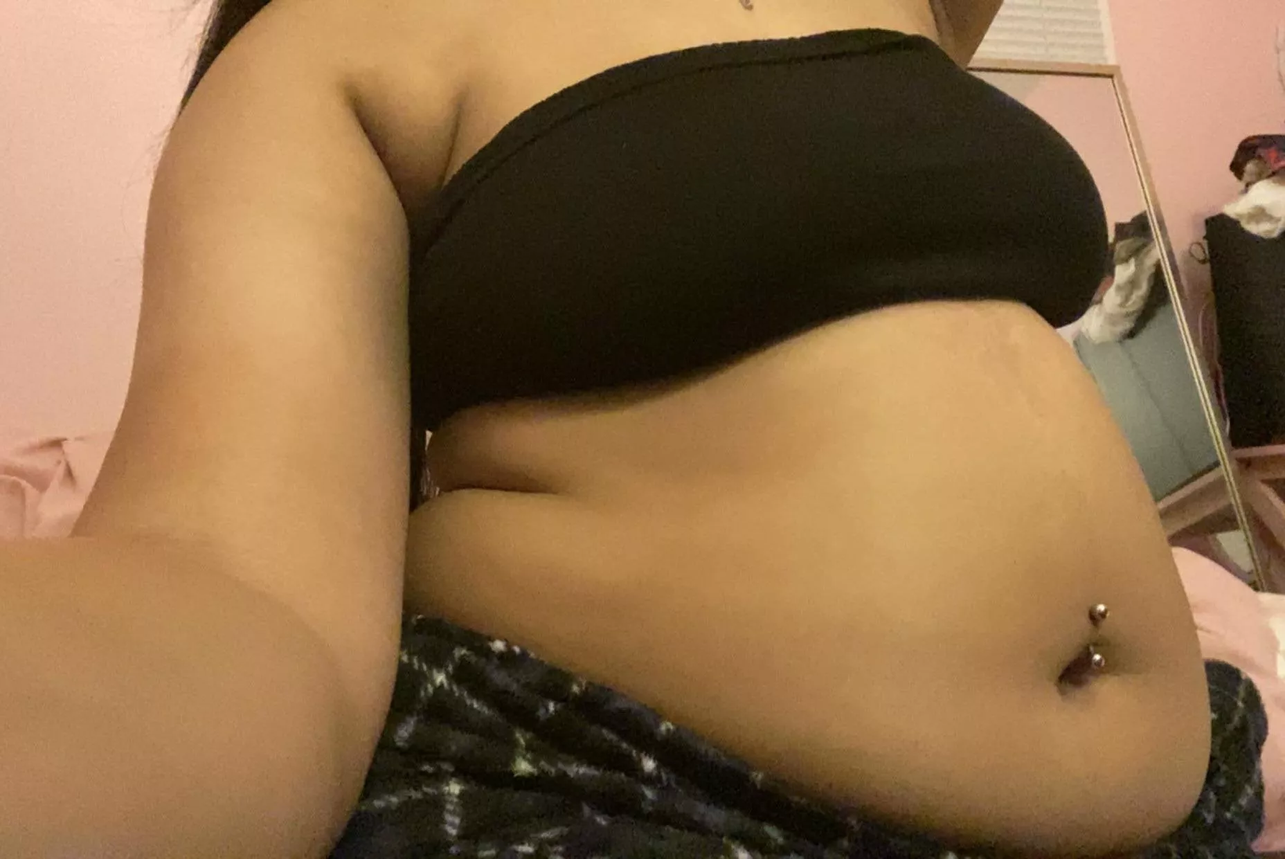 You know you fat when your belly start to hang over your pants 😋🩷