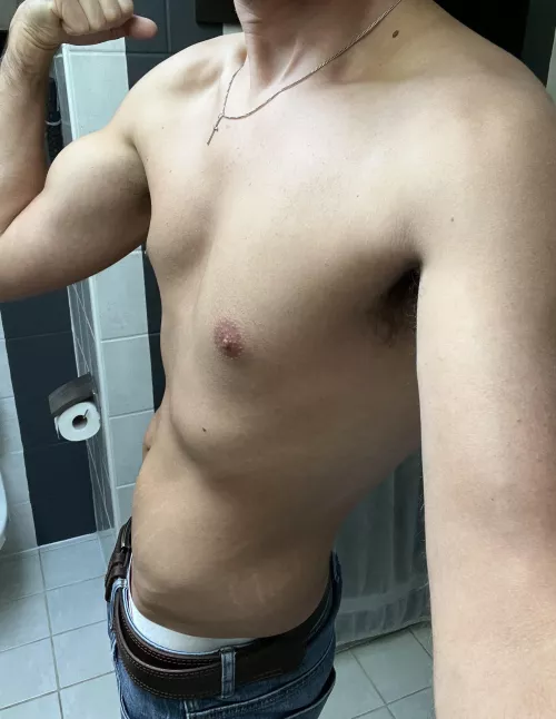 27 gym bro looking to make some holiday cash. Hmu with your requests. Kink friendly and open to pretty much anything (pics, vids, chat, lives, gear) all customizable. 